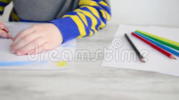 男孩用棕色铅笔画画视频的预览图