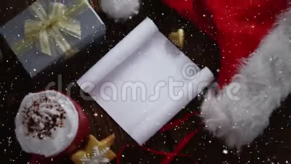 带有圣诞装饰的书桌上飘着雪花的视频构图视频的预览图