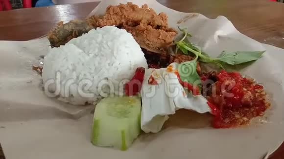 印尼白米和辣椒酱炒鲶鱼印尼菜视频的预览图