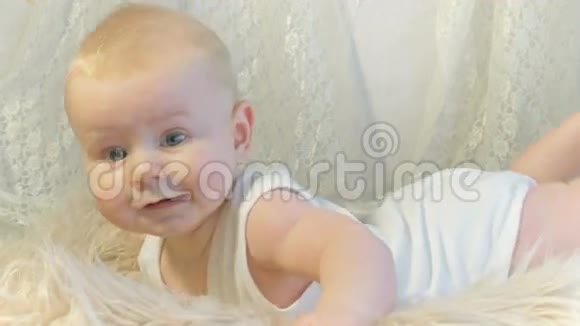 可爱的宝宝躺在肚子上视频的预览图