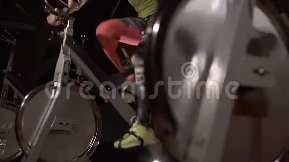 健身俱乐部使用的现代运动自行车的特写视频的预览图