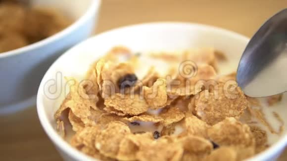 新鲜健康的caw牛奶在白色的bawlawl中健康的食物和背景片提供早餐视频的预览图