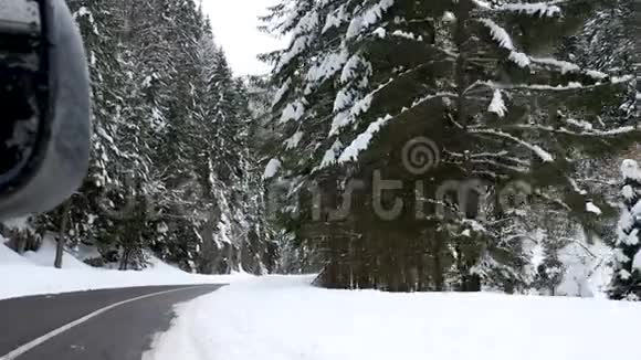 冬季驾车穿越山区的侧景视频的预览图