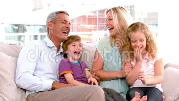 慢动作的幸福家庭坐在沙发上视频的预览图