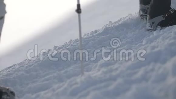 在靠近山顶的雪道上行走的冰蓬游客视频的预览图