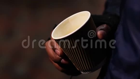 可怜的穷人手里拿着纸杯乞求慈善捐款贫穷视频的预览图