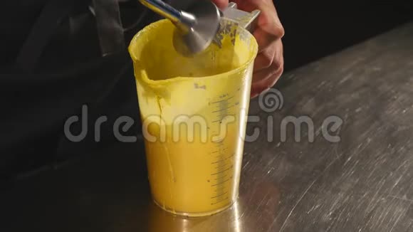 餐厅内提供有搅拌机搅拌器的鲜奶油视频的预览图
