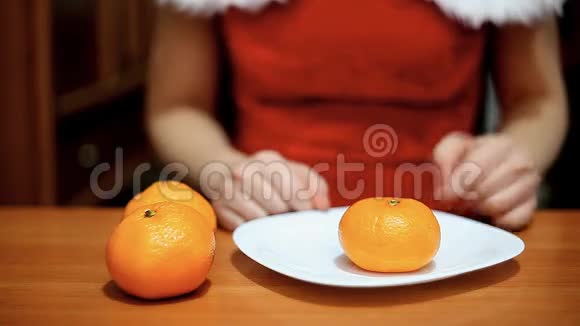 女人清理橘子视频的预览图