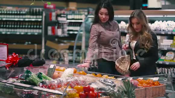两个女孩在超市挑选水果视频的预览图