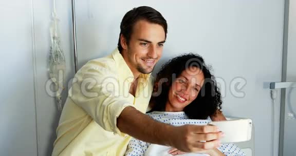 一对情侣在病房里用手机自拍视频的预览图