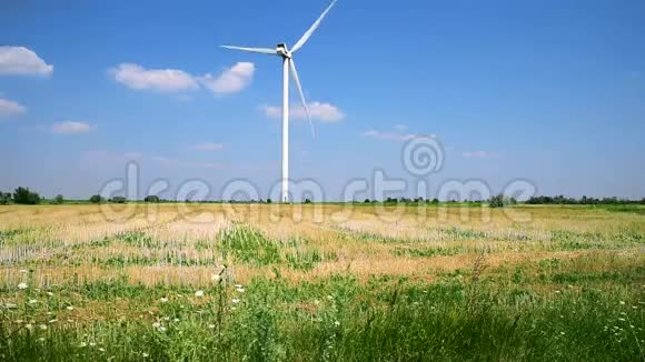 一个风车在田野里与天空对着云视频的预览图