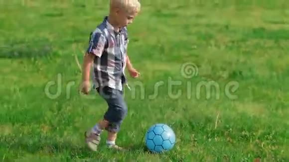 男孩在球场上踢球视频的预览图