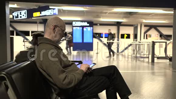 赫尔辛基机场的资深病人在用智能手机视频的预览图