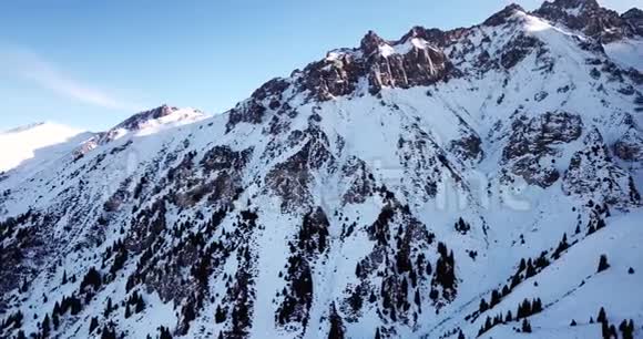 雪峰位于吐玉苏峡在阿拉木图市附近用无人机射击视频的预览图