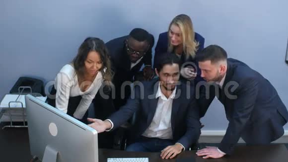 在办公室里看着笔记本电脑的桌子上震惊的商业团队的画像视频的预览图