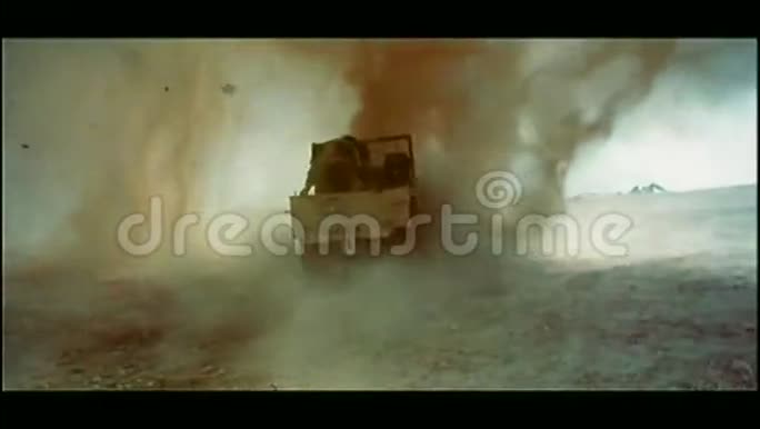军用吉普车驶入爆炸视频的预览图