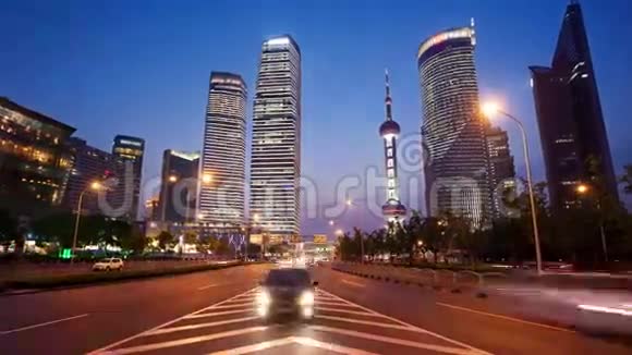 上海夜间交通变焦视频视频的预览图