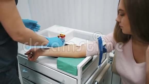 医生从女人的静脉里取血视频的预览图