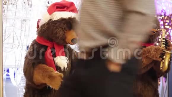商场有两只玩具熊的圣诞装饰背景视频的预览图