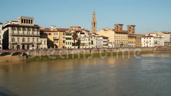 佛罗伦萨阿尔诺河堤上的建筑物视频的预览图