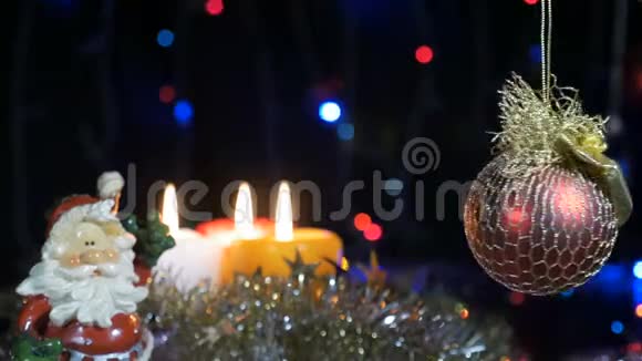新年和圣诞装饰品燃烧蜡烛闪耀的加兰背景模糊漂亮的红球圣诞老人视频的预览图