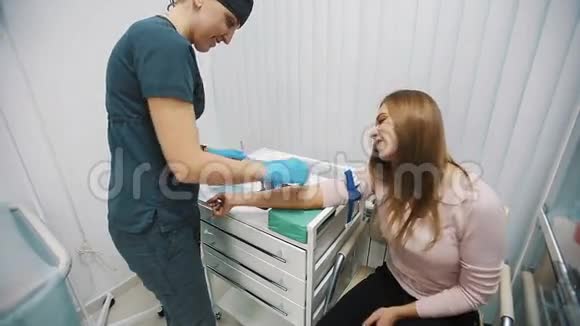 医生从女人的静脉里取血视频的预览图