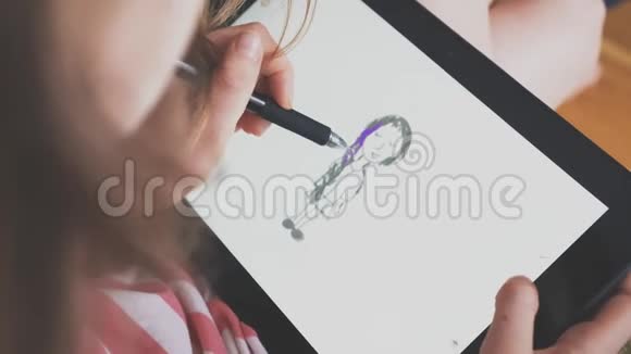 小女孩在平板电脑上画画视频的预览图