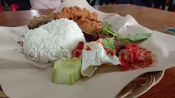 印尼白米和辣椒酱炒鲶鱼印尼菜视频的预览图