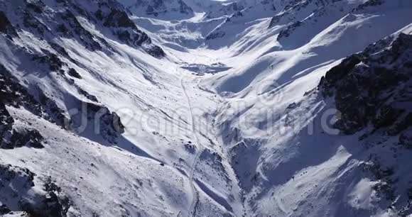 雪峰位于吐玉苏峡在阿拉木图市附近用无人机射击视频的预览图