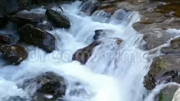 详细说明安道尔比利牛斯山脉的山河视频的预览图