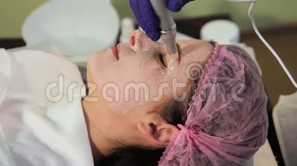 那个女孩在手术过程中bb发光在美容师接待处的那个女人将面罩涂在视频的预览图