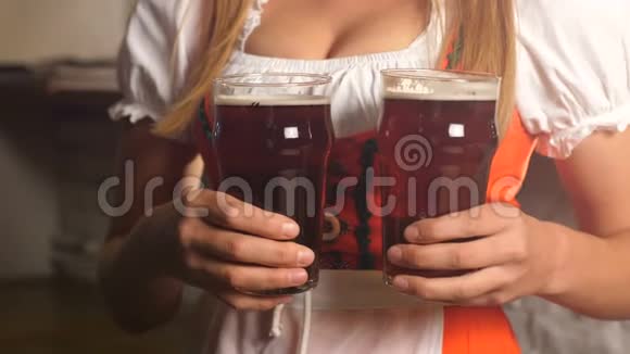 啤酒节女孩把两杯啤酒放在木桌上视频的预览图