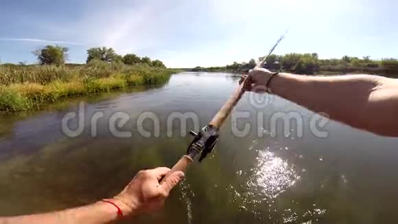 渔夫用双手苍蝇钓竿扔出一个苍蝇钓具视频的预览图
