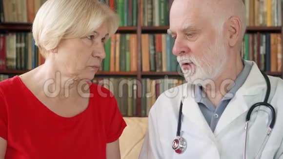 男性在职专业医生高级医生在家咨询病人关于新药视频的预览图