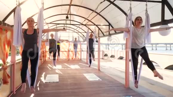 户外飞行瑜伽练习视频的预览图