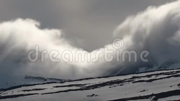 冰岛雪山上的云卷云舒视频的预览图