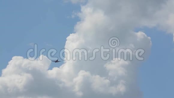 客机在云层下飞越天空视频的预览图