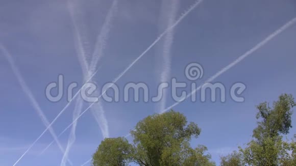 在蓝天晴朗的天空上飞机的反向痕迹视频的预览图