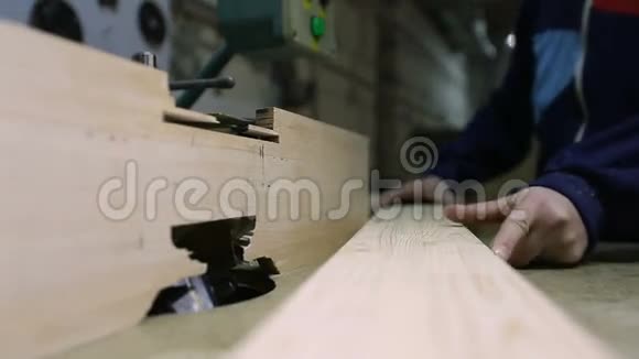 在车间从事木材加工的木工视频的预览图