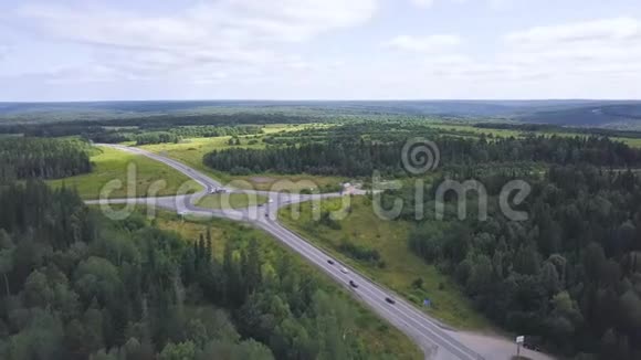 带交通的乡村环形交叉路口的俯视图剪辑森林地平线和农村道路交叉口的美丽景观视频的预览图