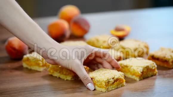 一个自制的桃子派在桌子上女人在吃美味的桃子派视频的预览图