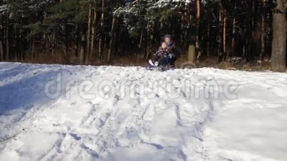 两个玩雪橇的有趣男孩视频的预览图