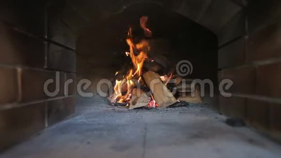 传统的比萨饼炉壁炉里燃烧的木头和火焰视频的预览图