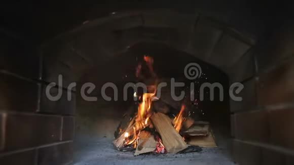 传统的比萨饼炉壁炉里燃烧的木头和火焰视频的预览图