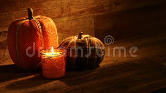 秋收蜡烛和刺绣蒲普金斯复古木材背景视频视频的预览图