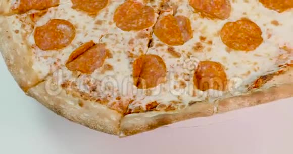 意大利香肠比萨饼围绕着它的轴线旋转视频的预览图