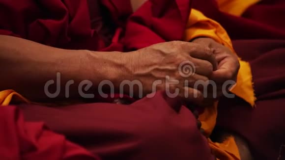 佛教僧侣祈祷手和珠子念珠视频的预览图
