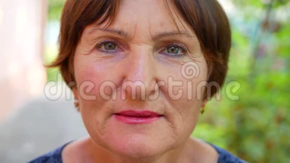 棕色头发的老年妇女肖像视频的预览图