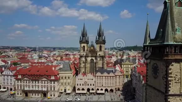 布拉格钟楼的鸟瞰图视频的预览图