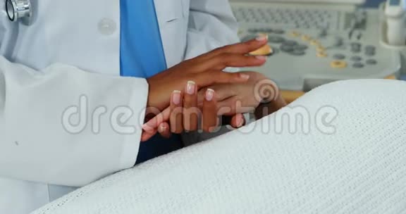 中段医生安慰孕妇视频的预览图